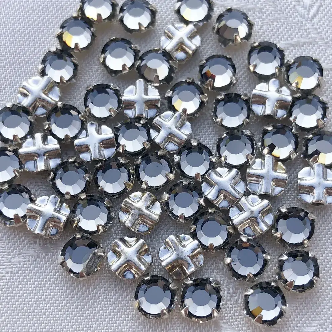 Swarovski Strassstein annähbar grau SS 12 No. 48 – Bild 3 – Chiemgauer Heimatwerk Trachten-Onlineshop Swarovski Strassstein annähbar grau SS 12 No. 48 - Bild 3 - Chiemgauer Heimatwerk Trachten-Onlineshop