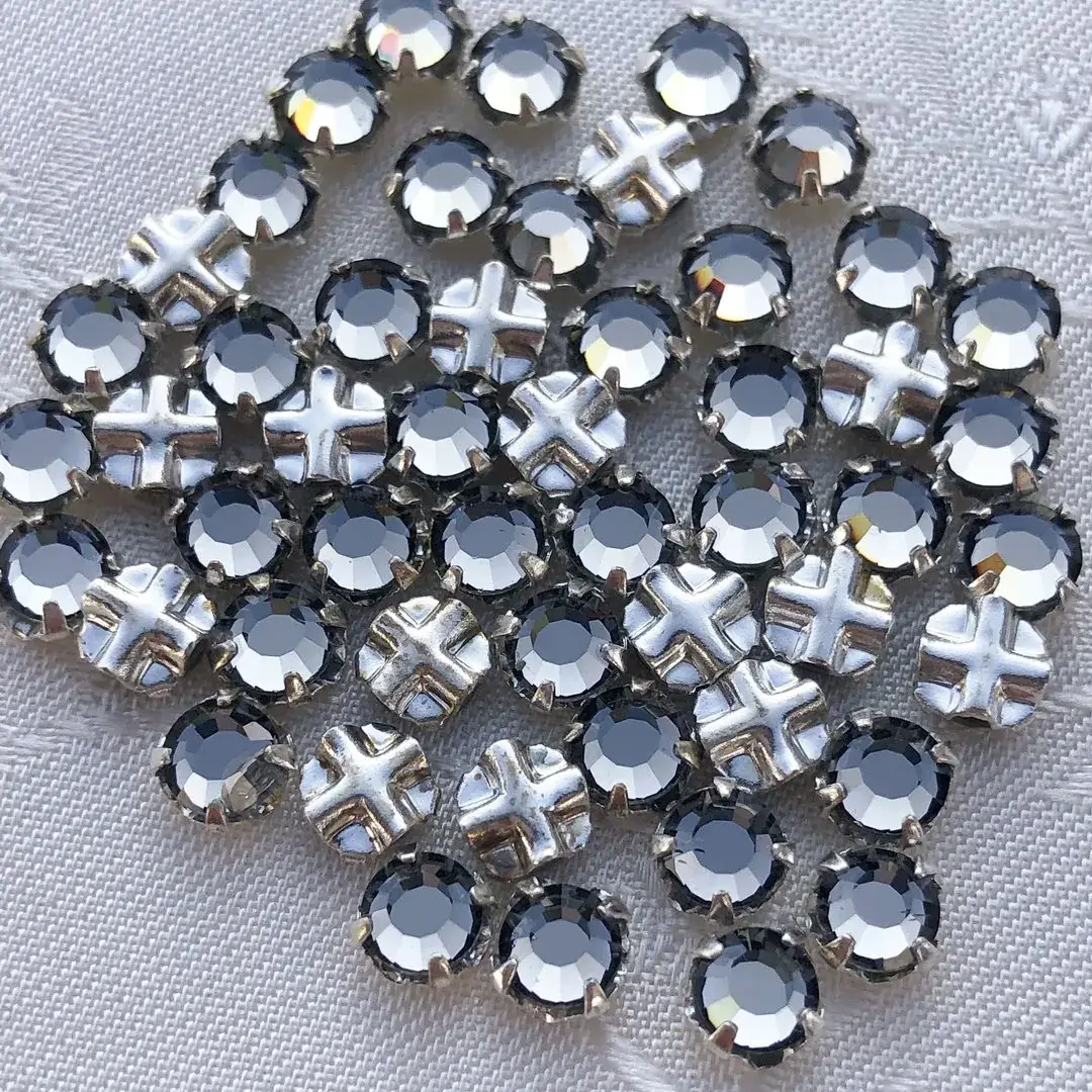 Swarovski Strassstein annähbar grau SS 16 No. 13 – Bild 6 – Chiemgauer Heimatwerk Trachten-Onlineshop Swarovski Strassstein annähbar grau SS 16 No. 13 - Bild 6 - Chiemgauer Heimatwerk Trachten-Onlineshop