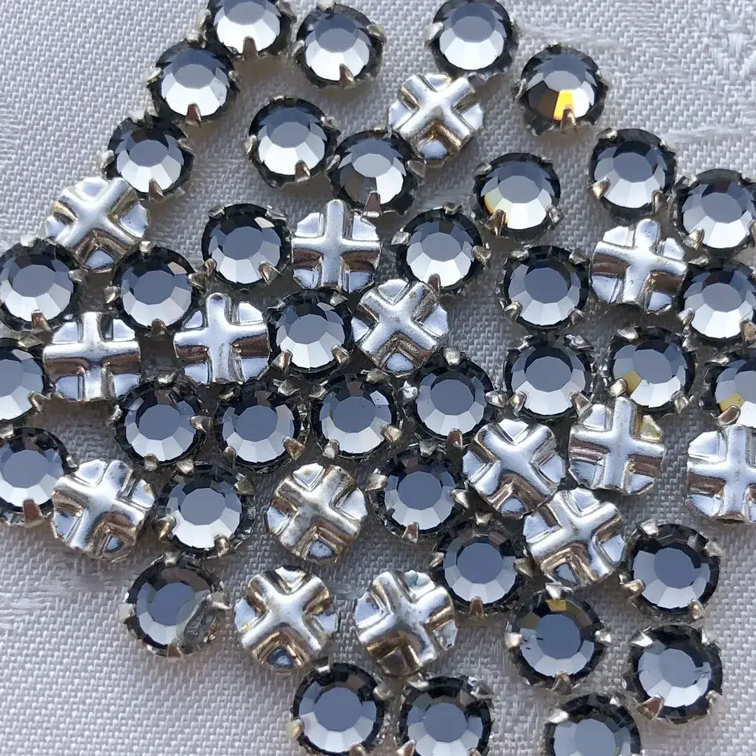 Swarovski Strassstein annähbar grau SS 16 No. 48 – Bild 12 – Chiemgauer Heimatwerk Trachten-Onlineshop Swarovski Strassstein annähbar grau SS 16 No. 48 - Bild 12 - Chiemgauer Heimatwerk Trachten-Onlineshop