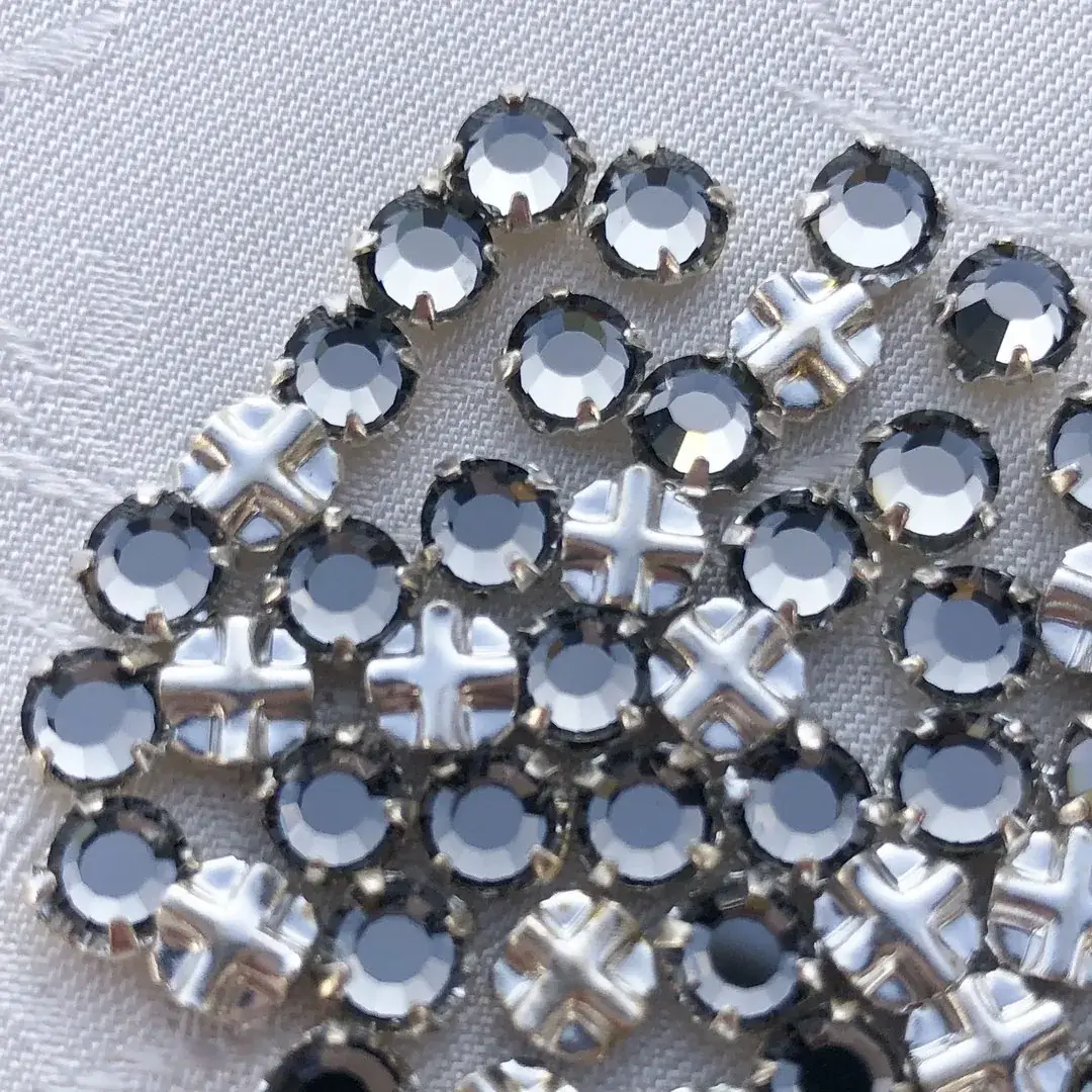 Swarovski Strassstein annähbar grau SS 16 No. 48 – Bild 7 – Chiemgauer Heimatwerk Trachten-Onlineshop Swarovski Strassstein annähbar grau SS 16 No. 48 - Bild 7 - Chiemgauer Heimatwerk Trachten-Onlineshop