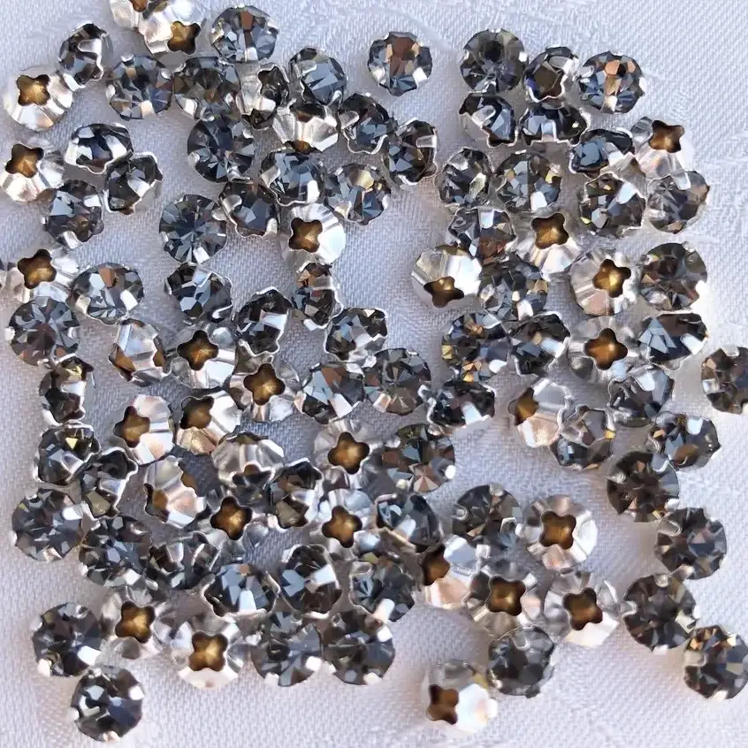 Swarovski Strassstein annähbar grau SS 20 – Bild 6 – Chiemgauer Heimatwerk Trachten-Onlineshop Swarovski Strassstein annähbar grau SS 20 - Bild 6 - Chiemgauer Heimatwerk Trachten-Onlineshop