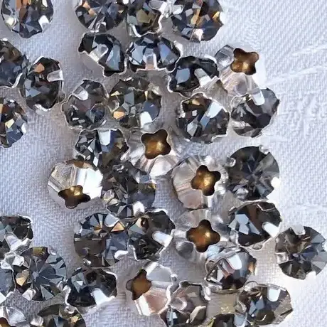 Swarovski Strassstein annähbar grau SS 20 – Bild 8 – Chiemgauer Heimatwerk Trachten-Onlineshop Swarovski Strassstein annähbar grau SS 20 - Bild 8 - Chiemgauer Heimatwerk Trachten-Onlineshop