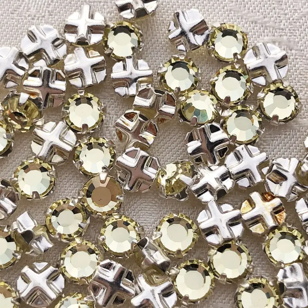 Swarovski Strassstein annähbar hellgelb SS 16 No. 7 – Bild 23 – Chiemgauer Heimatwerk Trachten-Onlineshop Swarovski Strassstein annähbar hellgelb SS 16 No. 7 - Bild 23 - Chiemgauer Heimatwerk Trachten-Onlineshop