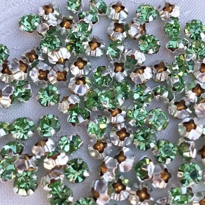 Swarovski Strassstein annähbar hellgrün SS 20 – Bild 4 – Chiemgauer Heimatwerk Trachten-Onlineshop Swarovski Strassstein annähbar hellgrün SS 20 - Bild 4 - Chiemgauer Heimatwerk Trachten-Onlineshop