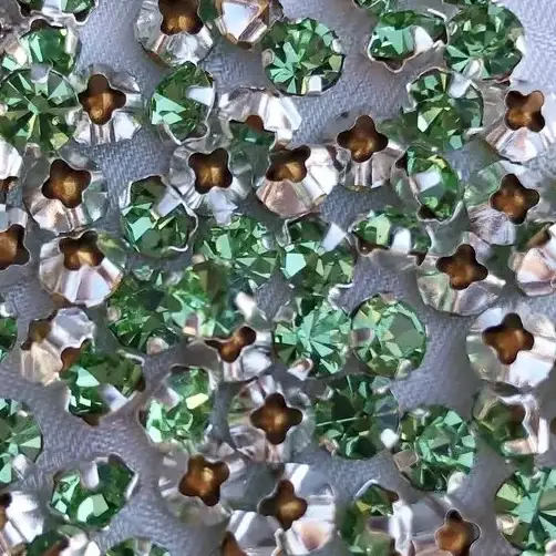 Swarovski Strassstein annähbar hellgrün SS 20 – Bild 6 – Chiemgauer Heimatwerk Trachten-Onlineshop Swarovski Strassstein annähbar hellgrün SS 20 - Bild 6 - Chiemgauer Heimatwerk Trachten-Onlineshop