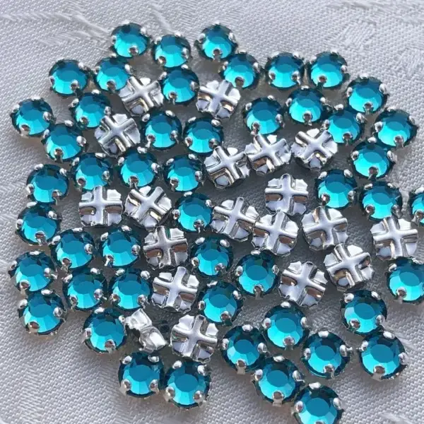 Swarovski Strassstein annähbar karibik SS 16 No. 52 – Bild 1 – Chiemgauer Heimatwerk Trachten-Onlineshop Swarovski Strassstein annähbar karibik SS 16 No. 52 - Bild 1 - Chiemgauer Heimatwerk Trachten-Onlineshop