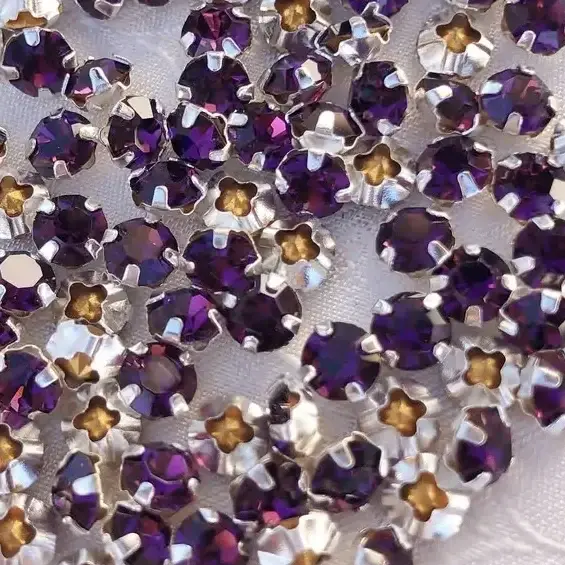 Swarovski Strassstein annähbar lila SS 20 – Bild 6 – Chiemgauer Heimatwerk Trachten-Onlineshop Swarovski Strassstein annähbar lila SS 20 - Bild 6 - Chiemgauer Heimatwerk Trachten-Onlineshop