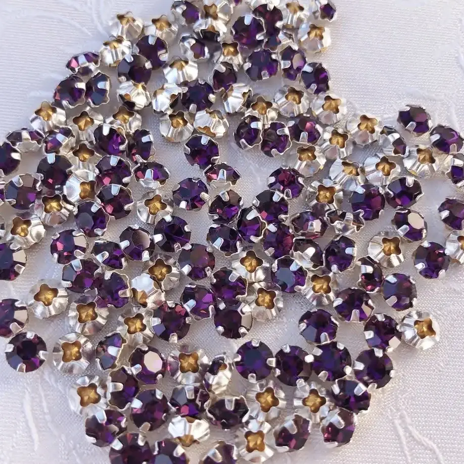 Swarovski Strassstein annähbar lila SS 20 – Bild 9 – Chiemgauer Heimatwerk Trachten-Onlineshop Swarovski Strassstein annähbar lila SS 20 - Bild 9 - Chiemgauer Heimatwerk Trachten-Onlineshop