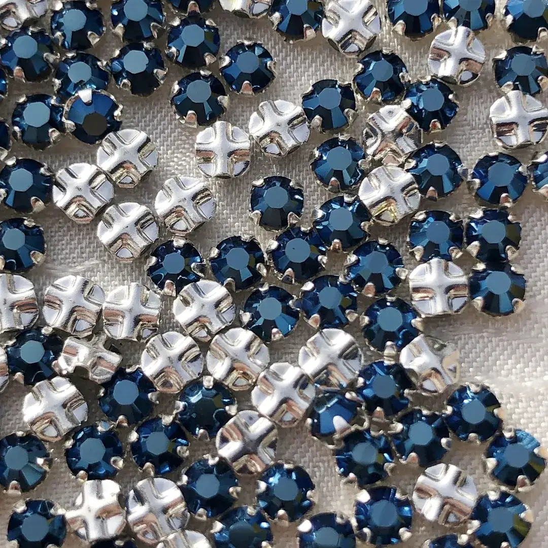 Swarovski Strassstein annähbar nachtblau SS 12 No. 24 – Bild 6 – Chiemgauer Heimatwerk Trachten-Onlineshop Swarovski Strassstein annähbar nachtblau SS 12 No. 24 - Bild 6 - Chiemgauer Heimatwerk Trachten-Onlineshop