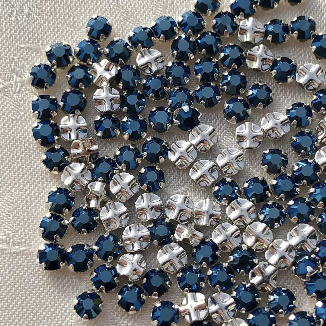 Swarovski Strassstein annähbar nachtblau SS 12 No. 56 – Bild 12 – Chiemgauer Heimatwerk Trachten-Onlineshop Swarovski Strassstein annähbar nachtblau SS 12 No. 56 - Bild 12 - Chiemgauer Heimatwerk Trachten-Onlineshop