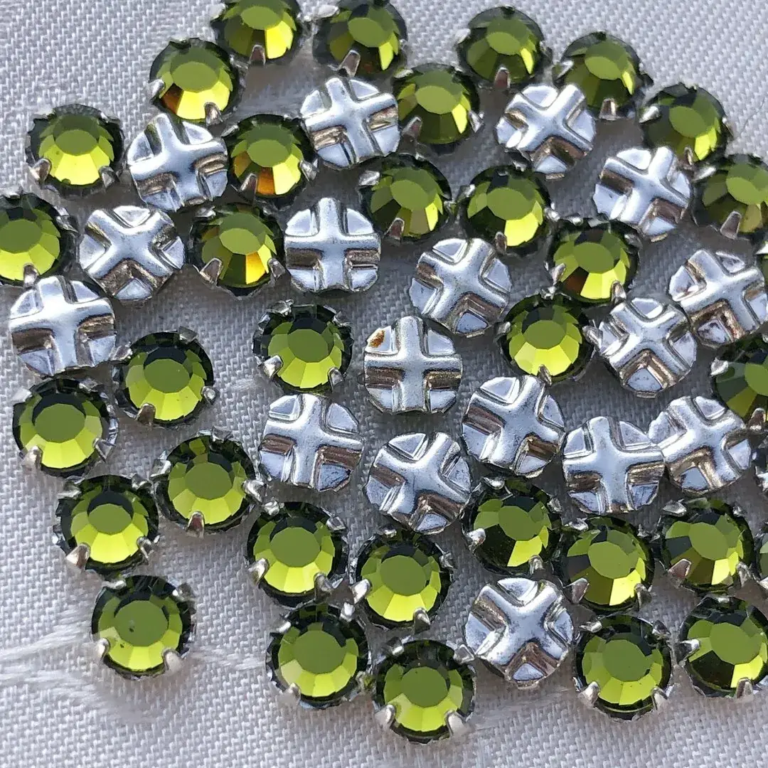 Swarovski Strassstein annähbar olivgrün SS 12 No. 25 – Bild 11 – Chiemgauer Heimatwerk Trachten-Onlineshop Swarovski Strassstein annähbar olivgrün SS 12 No. 25 - Bild 11 - Chiemgauer Heimatwerk Trachten-Onlineshop
