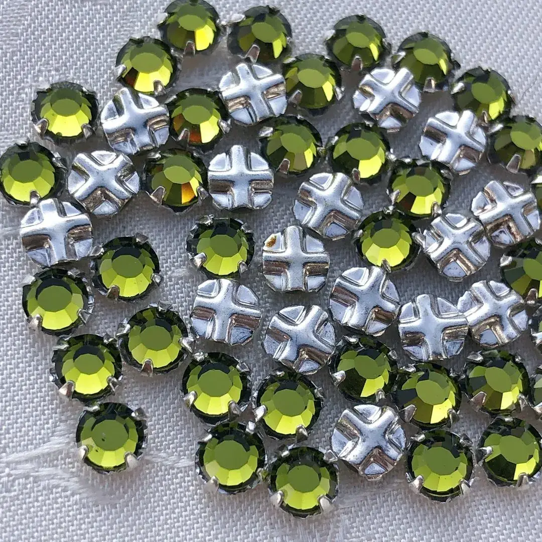 Swarovski Strassstein annähbar olivgrün SS 16 No. 21 – Bild 10 – Chiemgauer Heimatwerk Trachten-Onlineshop Swarovski Strassstein annähbar olivgrün SS 16 No. 21 - Bild 10 - Chiemgauer Heimatwerk Trachten-Onlineshop
