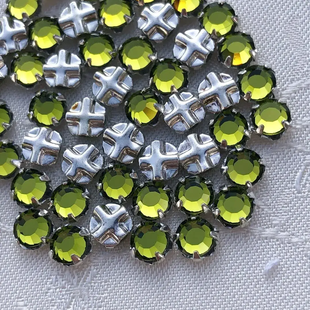 Swarovski Strassstein annähbar olivgrün SS 16 No. 21 – Bild 6 – Chiemgauer Heimatwerk Trachten-Onlineshop Swarovski Strassstein annähbar olivgrün SS 16 No. 21 - Bild 6 - Chiemgauer Heimatwerk Trachten-Onlineshop