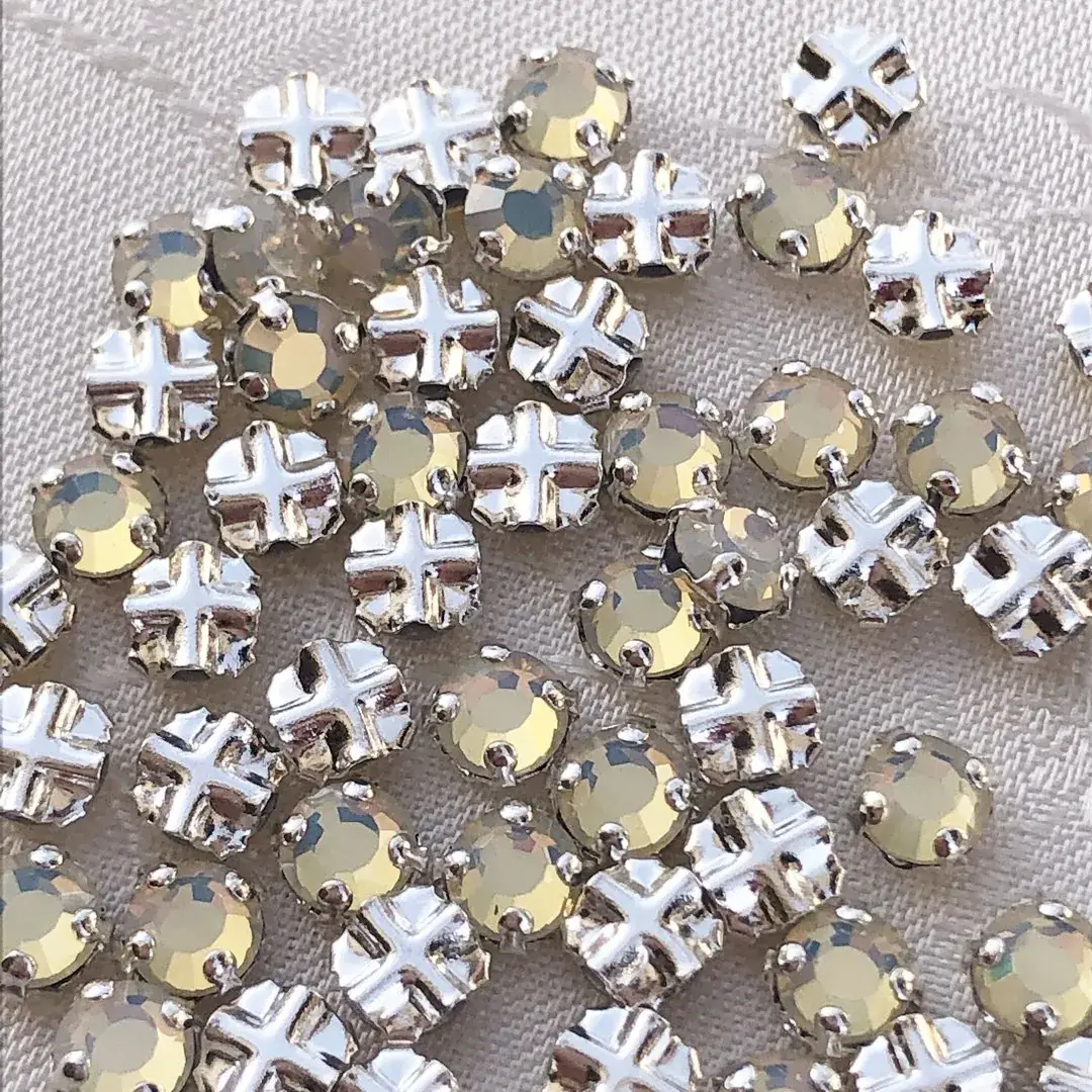 Swarovski Strassstein annähbar opal SS 16 No. 70 – Bild 12 – Chiemgauer Heimatwerk Trachten-Onlineshop Swarovski Strassstein annähbar opal SS 16 No. 70 - Bild 12 - Chiemgauer Heimatwerk Trachten-Onlineshop