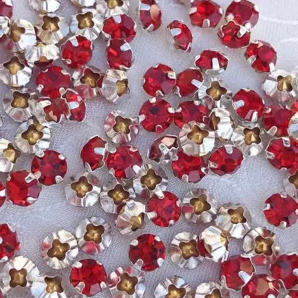 Swarovski Strassstein annähbar rot SS 20 – Bild 8 – Chiemgauer Heimatwerk Trachten-Onlineshop Swarovski Strassstein annähbar rot SS 20 - Bild 8 - Chiemgauer Heimatwerk Trachten-Onlineshop
