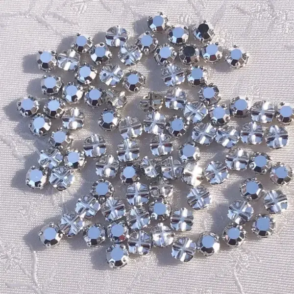 Swarovski Strassstein annähbar silber SS 16 No. 29 – Bild 1 – Chiemgauer Heimatwerk Trachten-Onlineshop Swarovski Strassstein annähbar silber SS 16 No. 29 - Bild 1 - Chiemgauer Heimatwerk Trachten-Onlineshop