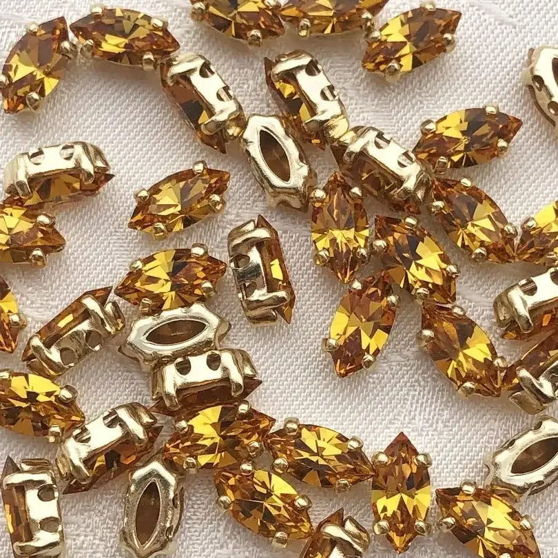 Swarovski Strassstein annähbar topas Navette – Bild 5 – Chiemgauer Heimatwerk Trachten-Onlineshop Swarovski Strassstein annähbar topas Navette - Bild 5 - Chiemgauer Heimatwerk Trachten-Onlineshop
