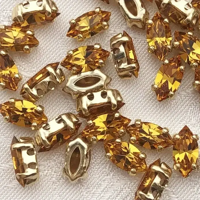 Swarovski Strassstein annähbar topas Navette – Bild 7 – Chiemgauer Heimatwerk Trachten-Onlineshop Swarovski Strassstein annähbar topas Navette - Bild 7 - Chiemgauer Heimatwerk Trachten-Onlineshop