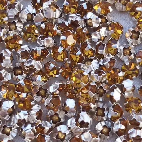 Swarovski Strassstein annähbar topas SS 20 – Bild 5 – Chiemgauer Heimatwerk Trachten-Onlineshop Swarovski Strassstein annähbar topas SS 20 - Bild 5 - Chiemgauer Heimatwerk Trachten-Onlineshop