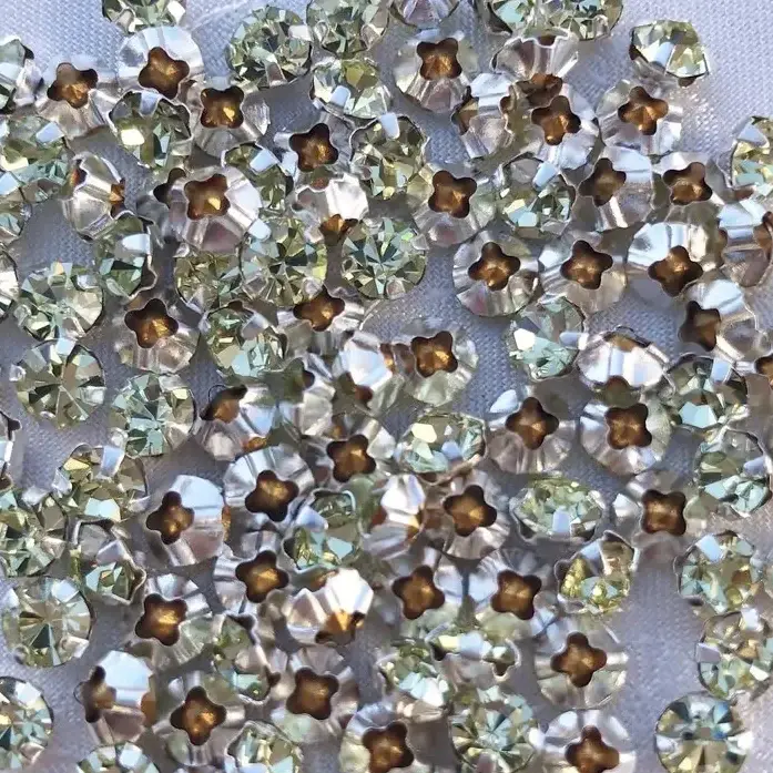 Swarovski Strassstein annähbar vanille SS 20 – Bild 5 – Chiemgauer Heimatwerk Trachten-Onlineshop Swarovski Strassstein annähbar vanille SS 20 - Bild 5 - Chiemgauer Heimatwerk Trachten-Onlineshop