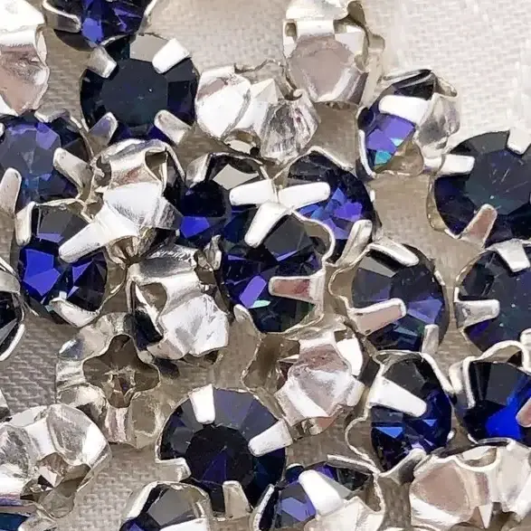 Swarovski Strassstein annähbar violett SS 20 – Bild 10 – Chiemgauer Heimatwerk Trachten-Onlineshop Swarovski Strassstein annähbar violett SS 20 - Bild 10 - Chiemgauer Heimatwerk Trachten-Onlineshop