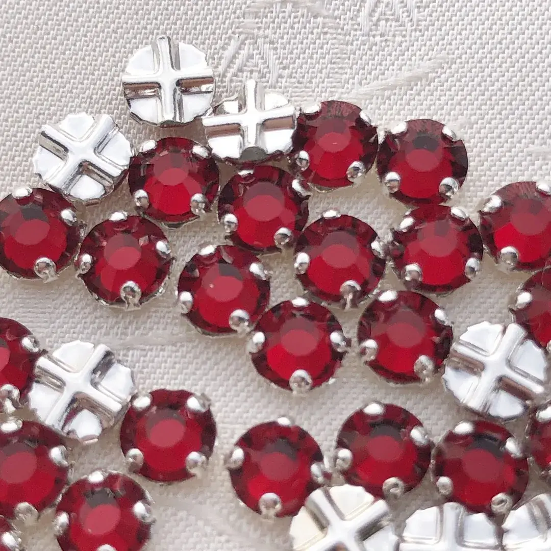 Swarovski Strassstein annähbar weinrot SS 20 No. 36 – Bild 8 – Chiemgauer Heimatwerk Trachten-Onlineshop Swarovski Strassstein annähbar weinrot SS 20 No. 36 - Bild 8 - Chiemgauer Heimatwerk Trachten-Onlineshop
