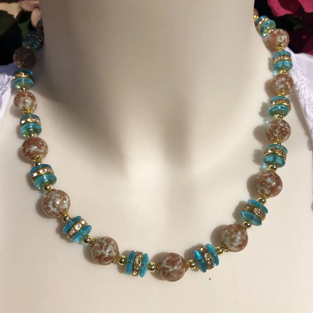 Trachten-Collier für Damen aus Muranoglas – Bild 4 – Chiemgauer Heimatwerk Trachten-Onlineshop Trachten-Collier für Damen aus Muranoglas - Bild 4 - Chiemgauer Heimatwerk Trachten-Onlineshop