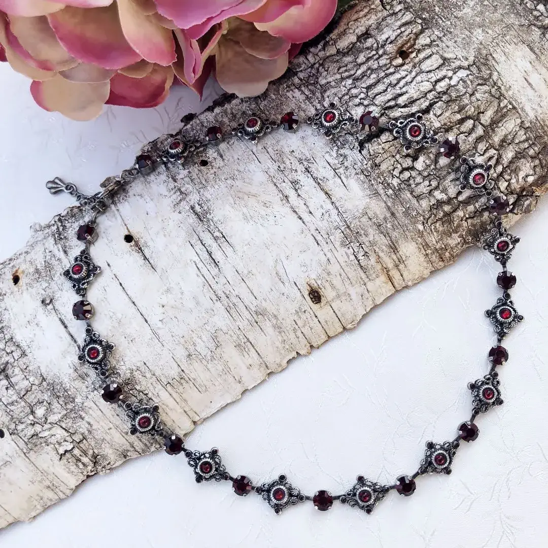 Trachten-Collier mit Granatperlen für Damen – Bild 10 – Chiemgauer Heimatwerk Trachten-Onlineshop Trachten-Collier mit Granatperlen für Damen - Bild 10 - Chiemgauer Heimatwerk Trachten-Onlineshop