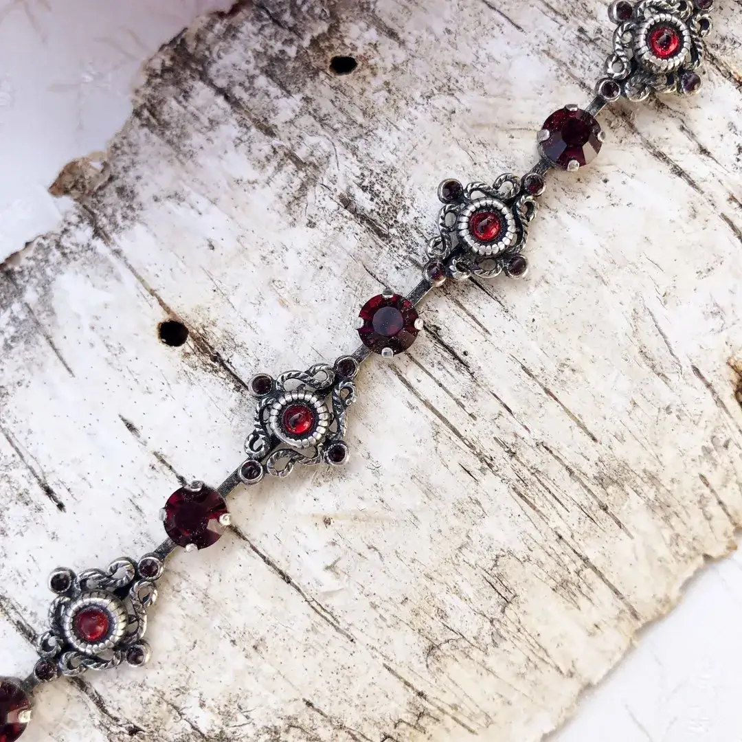 Trachten-Collier mit Granatperlen für Damen – Bild 11 – Chiemgauer Heimatwerk Trachten-Onlineshop Trachten-Collier mit Granatperlen für Damen - Bild 11 - Chiemgauer Heimatwerk Trachten-Onlineshop