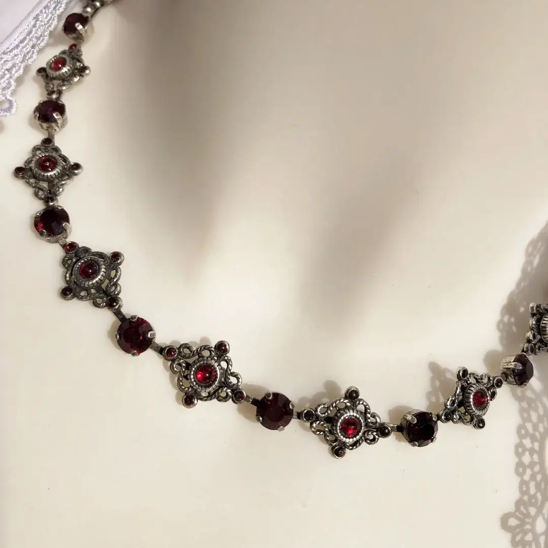 Trachten-Collier mit Granatperlen für Damen – Bild 7 – Chiemgauer Heimatwerk Trachten-Onlineshop Trachten-Collier mit Granatperlen für Damen - Bild 7 - Chiemgauer Heimatwerk Trachten-Onlineshop