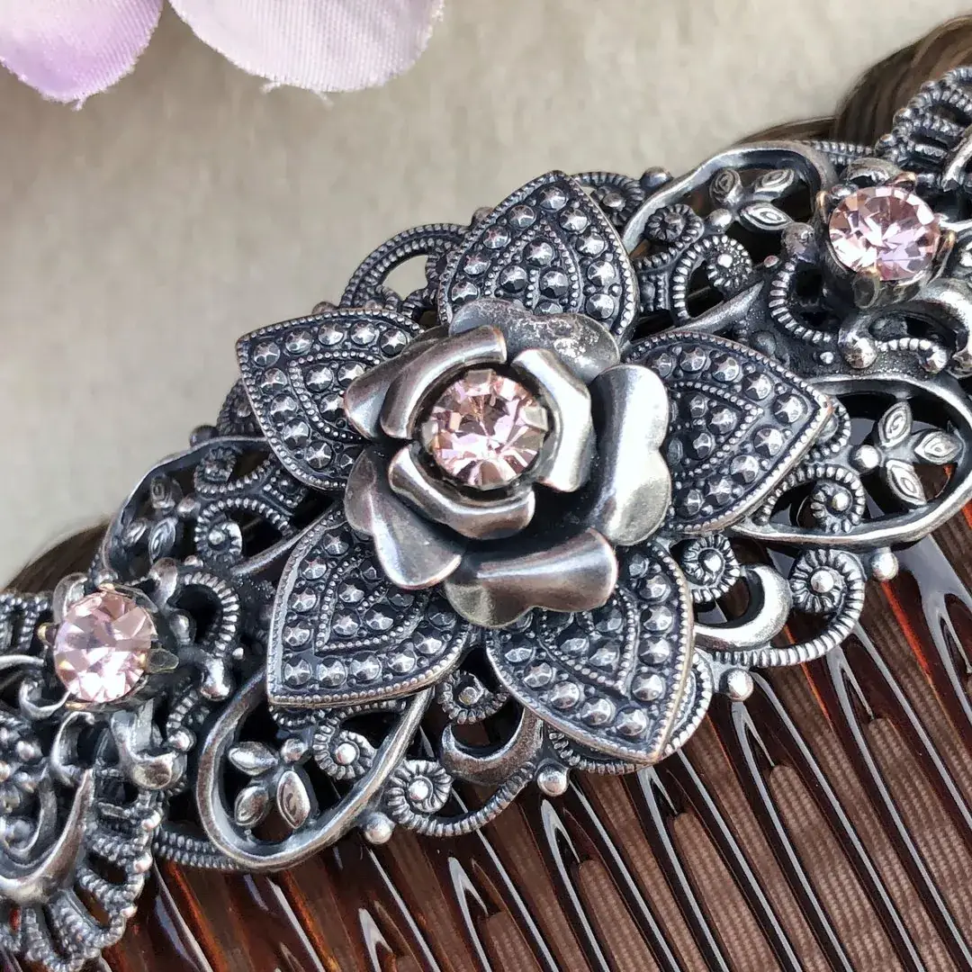 Trachten-Haarkamm mit Swarovski silber-rosé No. 2 – Bild 8 – Chiemgauer Heimatwerk Trachten-Onlineshop Trachten-Haarkamm mit Swarovski silber-rosé No. 2 - Bild 8 - Chiemgauer Heimatwerk Trachten-Onlineshop