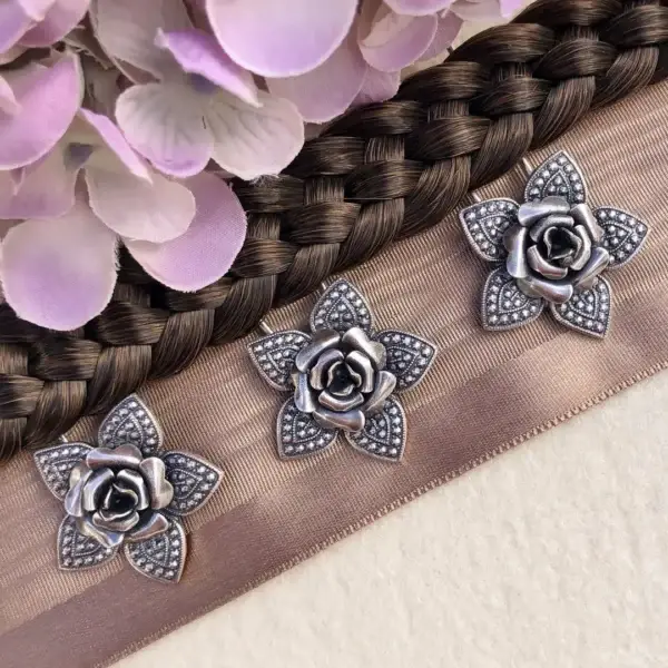 Trachten-Haarnadel mit Rose in antik-silber – Bild 1 – Chiemgauer Heimatwerk Trachten-Onlineshop Trachten-Haarnadel mit Rose in antik-silber - Bild 1 - Chiemgauer Heimatwerk Trachten-Onlineshop