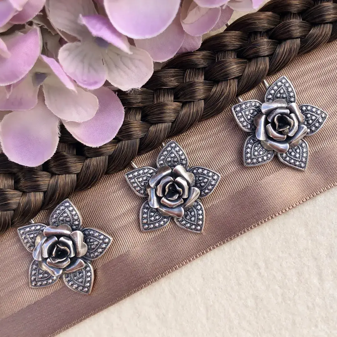 Trachten-Haarnadel mit Rose in antik-silber – Bild 1 – Chiemgauer Heimatwerk Trachten-Onlineshop Trachten-Haarnadel mit Rose in antik-silber - Bild 1 - Chiemgauer Heimatwerk Trachten-Onlineshop