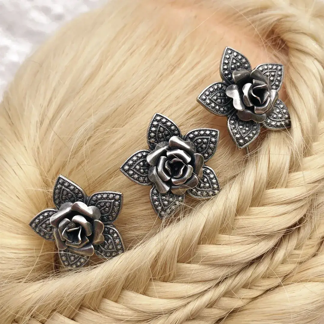 Trachten-Haarnadel mit Rose in antik-silber – Bild 17 – Chiemgauer Heimatwerk Trachten-Onlineshop Trachten-Haarnadel mit Rose in antik-silber - Bild 17 - Chiemgauer Heimatwerk Trachten-Onlineshop