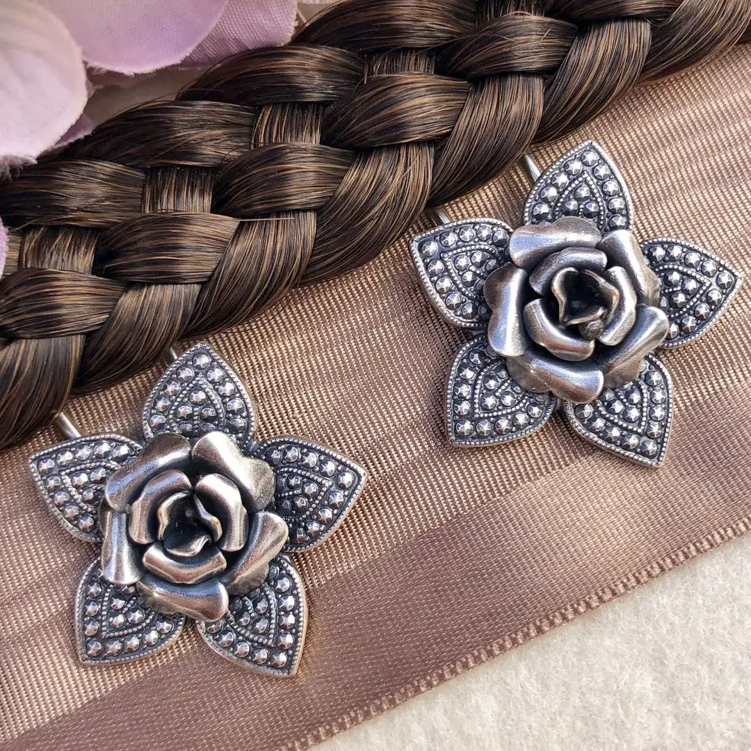 Trachten-Haarnadel mit Rose in antik-silber – Bild 5 – Chiemgauer Heimatwerk Trachten-Onlineshop Trachten-Haarnadel mit Rose in antik-silber - Bild 5 - Chiemgauer Heimatwerk Trachten-Onlineshop
