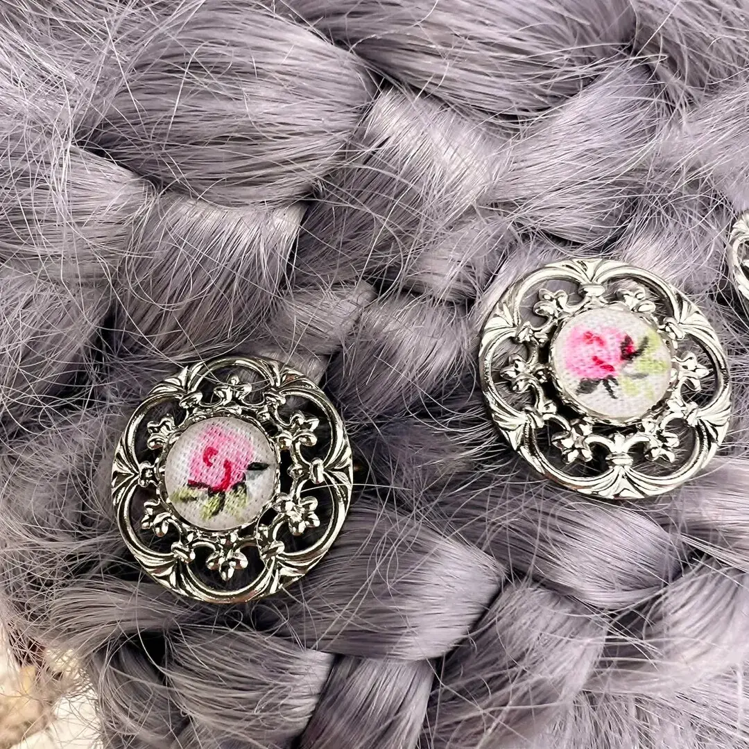 Trachtenhaarnadel mit Rosen rosa – Bild 5 – Chiemgauer Heimatwerk Trachten-Onlineshop Trachtenhaarnadel mit Rosen rosa - Bild 5 - Chiemgauer Heimatwerk Trachten-Onlineshop