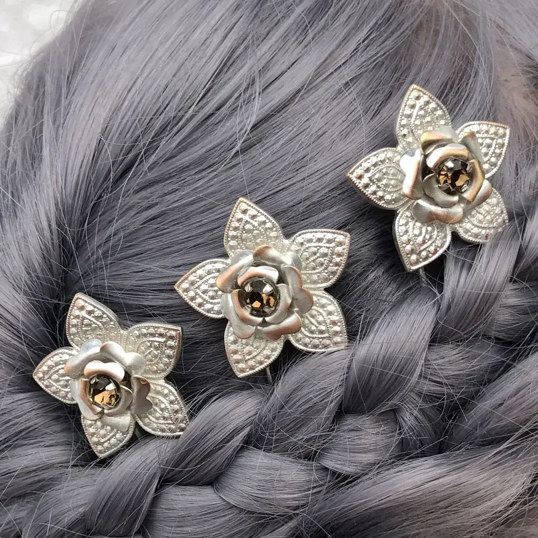 Trachten-Haarnadel mit Swarovski in beige No. 2 – Bild 10 – Chiemgauer Heimatwerk Trachten-Onlineshop Trachten-Haarnadel mit Swarovski in beige No. 2 - Bild 10 - Chiemgauer Heimatwerk Trachten-Onlineshop