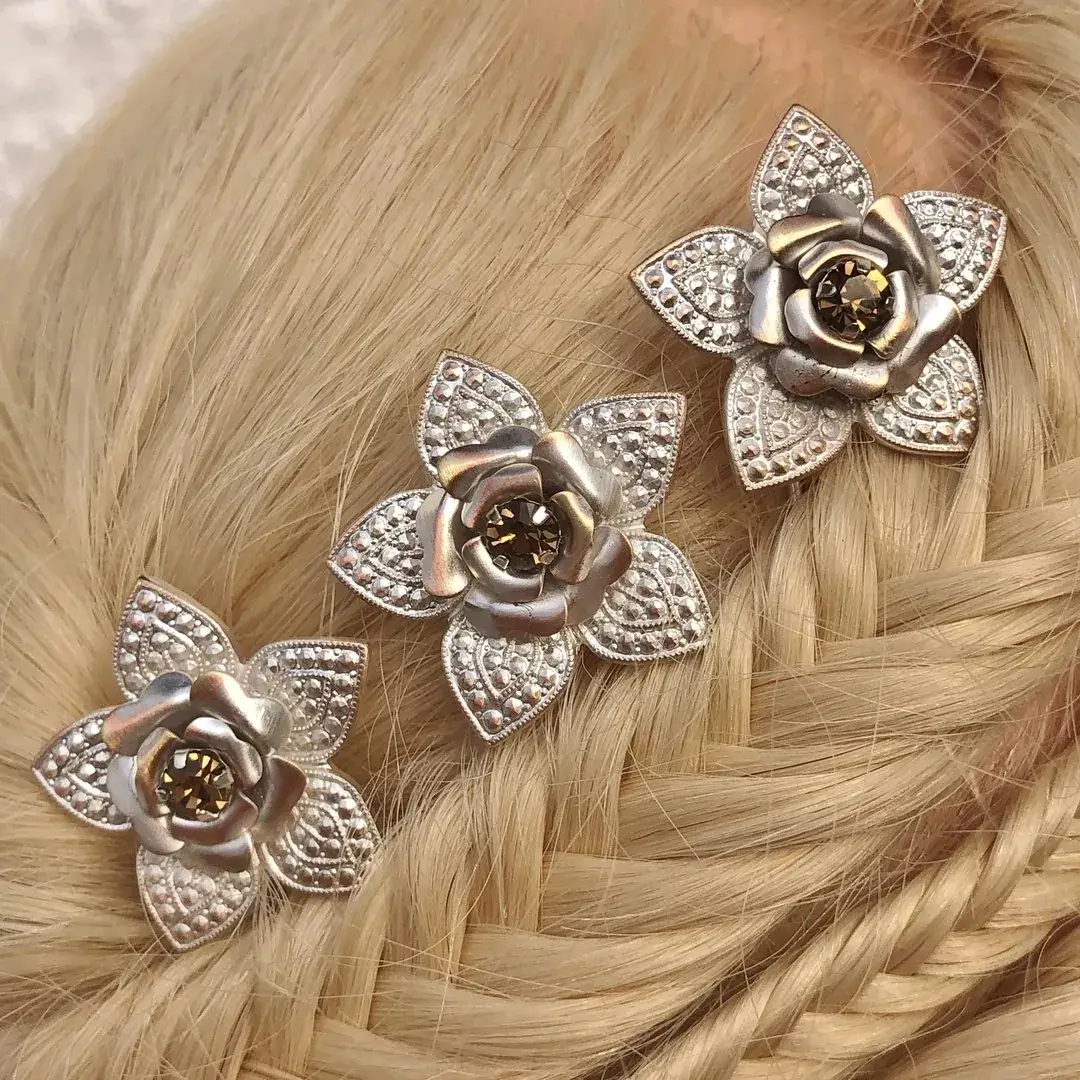 Trachten-Haarnadel mit Swarovski in beige No. 2 – Bild 14 – Chiemgauer Heimatwerk Trachten-Onlineshop Trachten-Haarnadel mit Swarovski in beige No. 2 - Bild 14 - Chiemgauer Heimatwerk Trachten-Onlineshop
