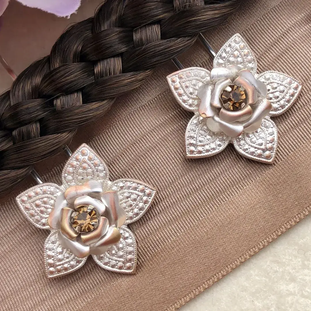 Trachten-Haarnadel mit Swarovski in beige No. 2 – Bild 4 – Chiemgauer Heimatwerk Trachten-Onlineshop Trachten-Haarnadel mit Swarovski in beige No. 2 - Bild 4 - Chiemgauer Heimatwerk Trachten-Onlineshop