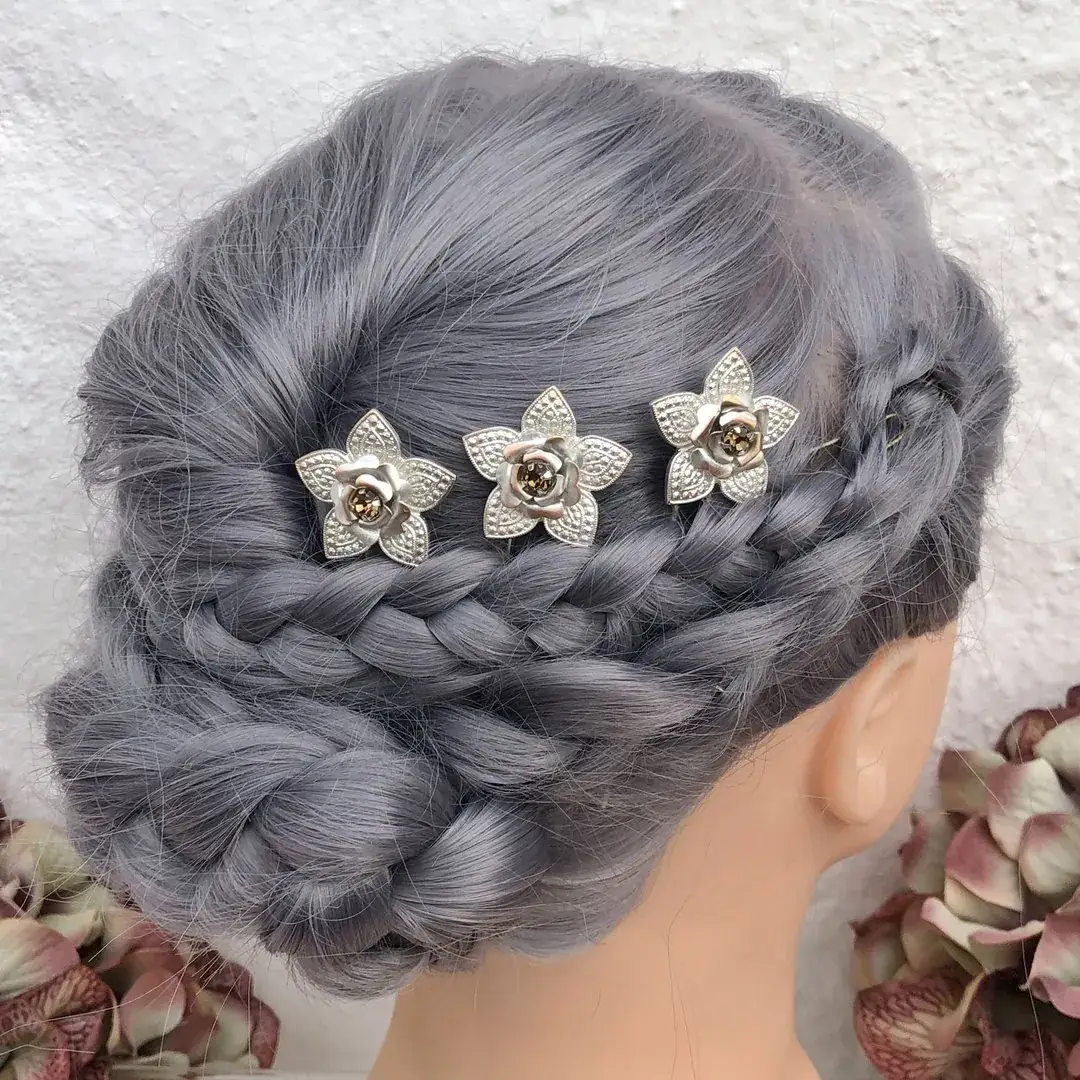 Trachten-Haarnadel mit Swarovski in beige No. 2 – Bild 7 – Chiemgauer Heimatwerk Trachten-Onlineshop Trachten-Haarnadel mit Swarovski in beige No. 2 - Bild 7 - Chiemgauer Heimatwerk Trachten-Onlineshop