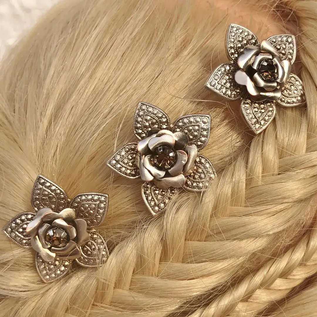 Trachten-Haarnadel mit Swarovski in beige No. 4 – Bild 16 – Chiemgauer Heimatwerk Trachten-Onlineshop Trachten-Haarnadel mit Swarovski in beige No. 4 - Bild 16 - Chiemgauer Heimatwerk Trachten-Onlineshop