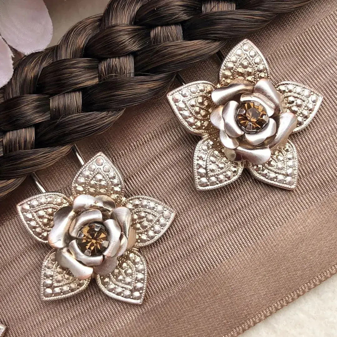 Trachten-Haarnadel mit Swarovski in beige No. 4 – Bild 6 – Chiemgauer Heimatwerk Trachten-Onlineshop Trachten-Haarnadel mit Swarovski in beige No. 4 - Bild 6 - Chiemgauer Heimatwerk Trachten-Onlineshop