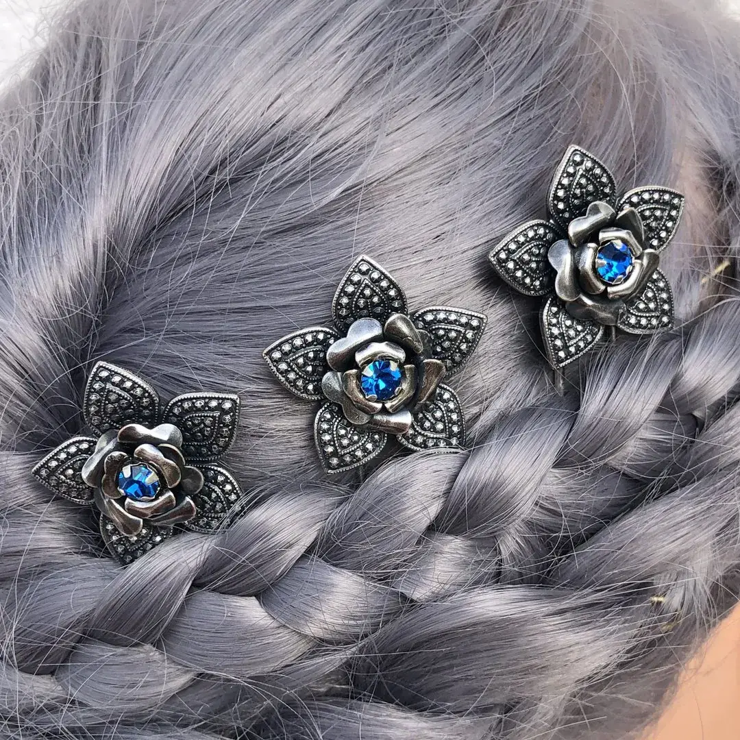Trachten-Haarnadel mit Swarovski in capriblau – Bild 10 – Chiemgauer Heimatwerk Trachten-Onlineshop Trachten-Haarnadel mit Swarovski in capriblau - Bild 10 - Chiemgauer Heimatwerk Trachten-Onlineshop