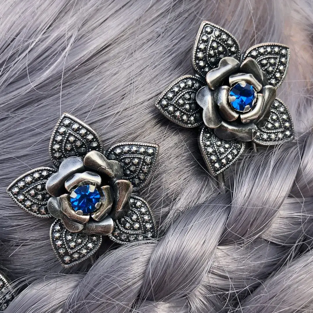 Trachten-Haarnadel mit Swarovski in capriblau – Bild 13 – Chiemgauer Heimatwerk Trachten-Onlineshop Trachten-Haarnadel mit Swarovski in capriblau - Bild 13 - Chiemgauer Heimatwerk Trachten-Onlineshop