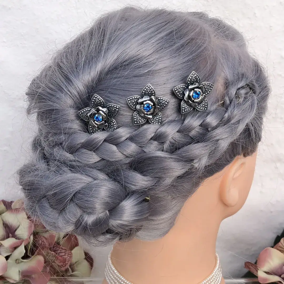 Trachten-Haarnadel mit Swarovski in capriblau – Bild 2 – Chiemgauer Heimatwerk Trachten-Onlineshop Trachten-Haarnadel mit Swarovski in capriblau - Bild 2 - Chiemgauer Heimatwerk Trachten-Onlineshop