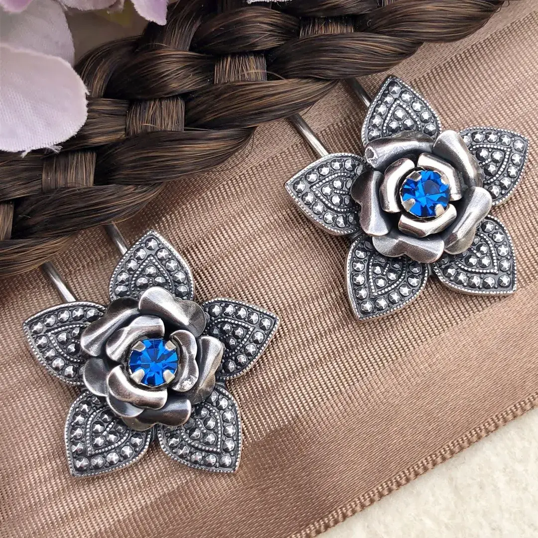 Trachten-Haarnadel mit Swarovski in capriblau – Bild 5 – Chiemgauer Heimatwerk Trachten-Onlineshop Trachten-Haarnadel mit Swarovski in capriblau - Bild 5 - Chiemgauer Heimatwerk Trachten-Onlineshop