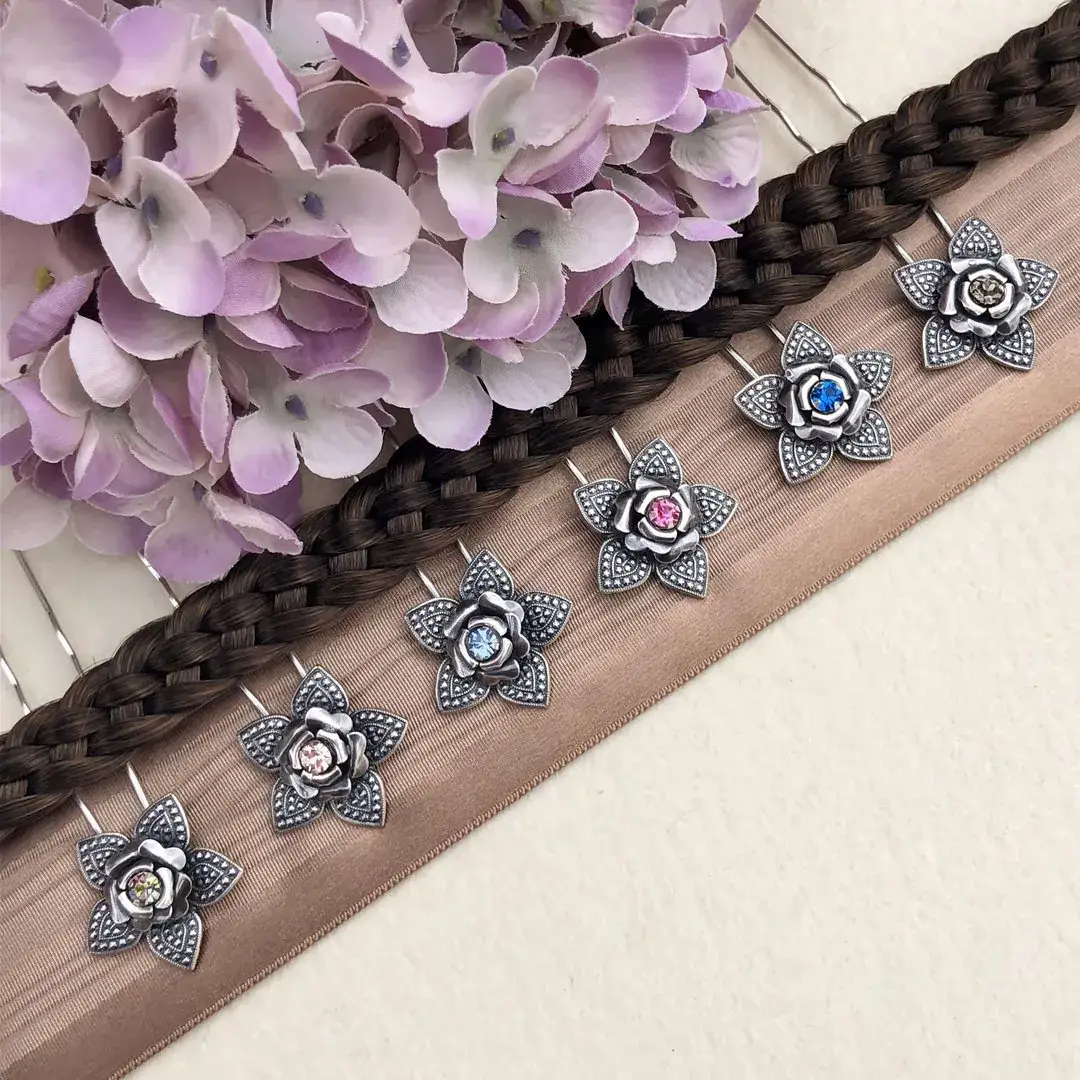 Trachten-Haarnadel mit Swarovski in capriblau – Bild 6 – Chiemgauer Heimatwerk Trachten-Onlineshop Trachten-Haarnadel mit Swarovski in capriblau - Bild 6 - Chiemgauer Heimatwerk Trachten-Onlineshop