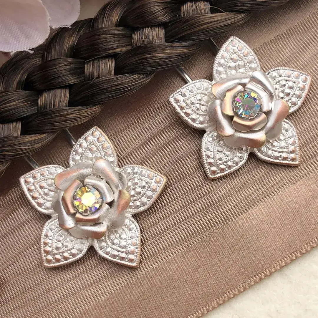 Trachten-Haarnadel mit Swarovski in kristallAB – Bild 4 – Chiemgauer Heimatwerk Trachten-Onlineshop Trachten-Haarnadel mit Swarovski in kristallAB - Bild 4 - Chiemgauer Heimatwerk Trachten-Onlineshop