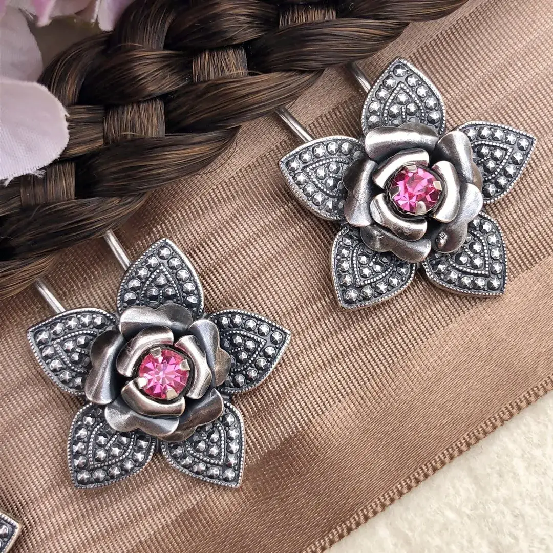Trachten-Haarnadel mit Swarovski in rosa No. 1 – Bild 5 – Chiemgauer Heimatwerk Trachten-Onlineshop Trachten-Haarnadel mit Swarovski in rosa No. 1 - Bild 5 - Chiemgauer Heimatwerk Trachten-Onlineshop