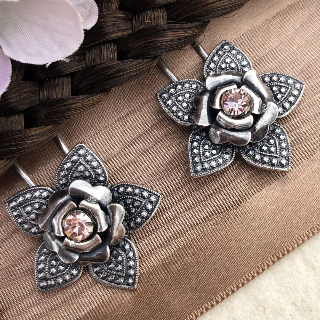 Trachten-Haarnadel mit Swarovski in rosè No. 1 – Bild 6 – Chiemgauer Heimatwerk Trachten-Onlineshop Trachten-Haarnadel mit Swarovski in rosè No. 1 - Bild 6 - Chiemgauer Heimatwerk Trachten-Onlineshop